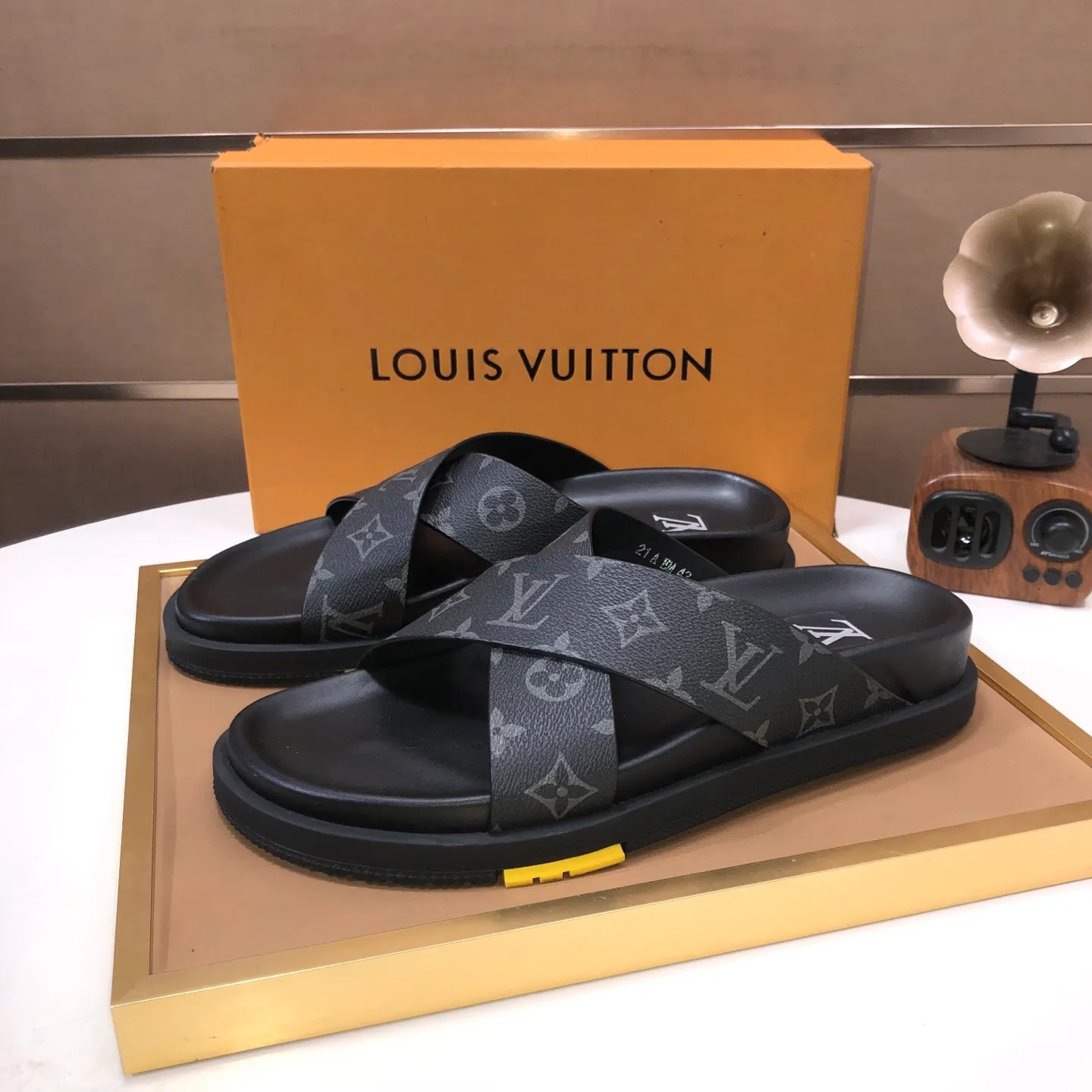 Men's shoes 💰400💰 [Louis Vuitton LV slippers] (high-end cowhide) counter 1:1 fashion style, a must-have for summer! The designer used LV’s iconic outsole. The original simple slippers instantly become fashionable! The upper is made of flexible special cowhide leather straps alternately, and the workmanship is exquisite! A must-have for stylish men in summer, size 38-45 (45 customized)